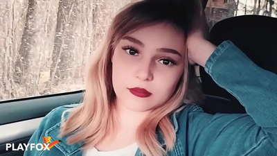 Секси бебе радосно ја цица картичката за попуст